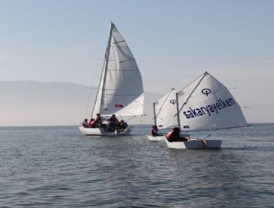İlk Yelkenli Kayık Sapanca Gölü'ne İndi