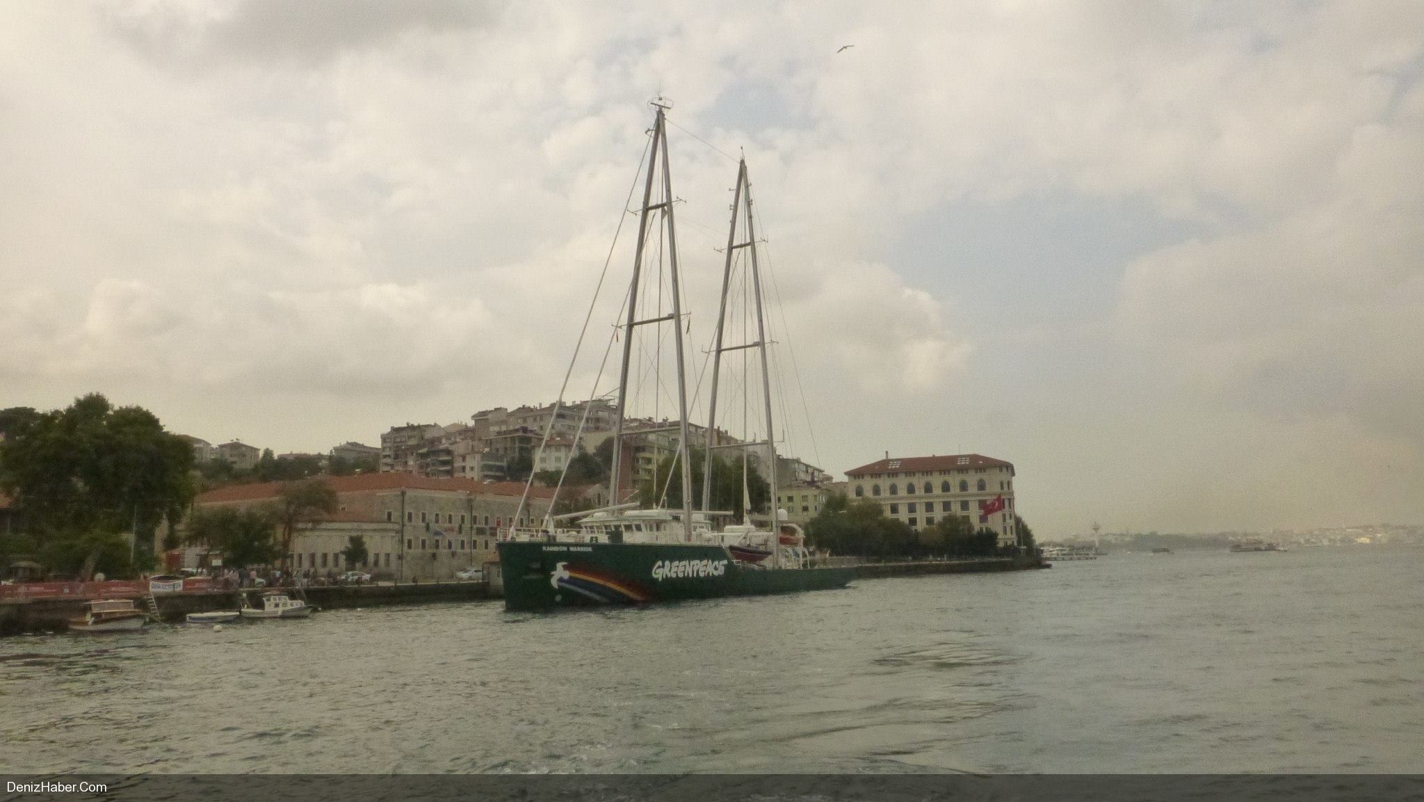 Efsane gemi &quot;Rainbow Warrior&quot; İstanbulda!