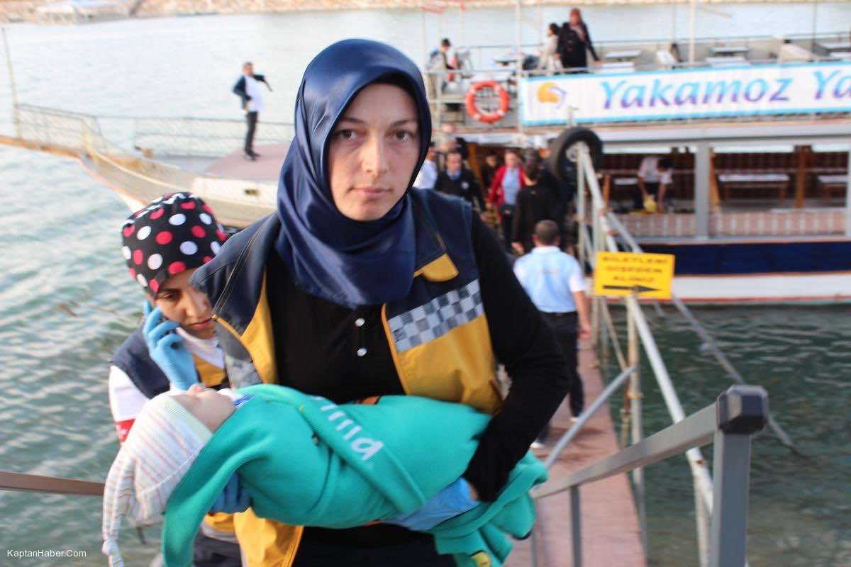 Göle düşen bebeği tekne görevlisi kurtardı