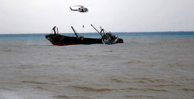 Mürettebatı helikopterle kurtardılar