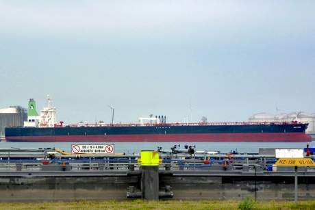 Dev VLCC&#039;yi Limanda Tutukladılar