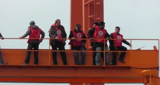 Tersane İşçilerinin İlginç Vinç Eylemi