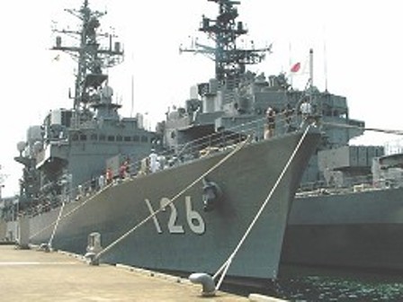 Vietnam'da Destroyer Yük Gemisine Çarptı