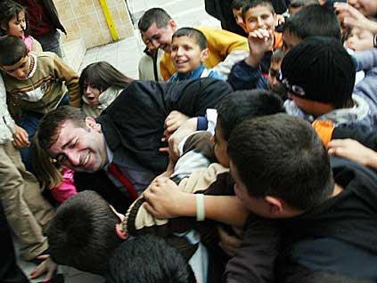 Başbakan'ın Evinin Önünde İzdiham