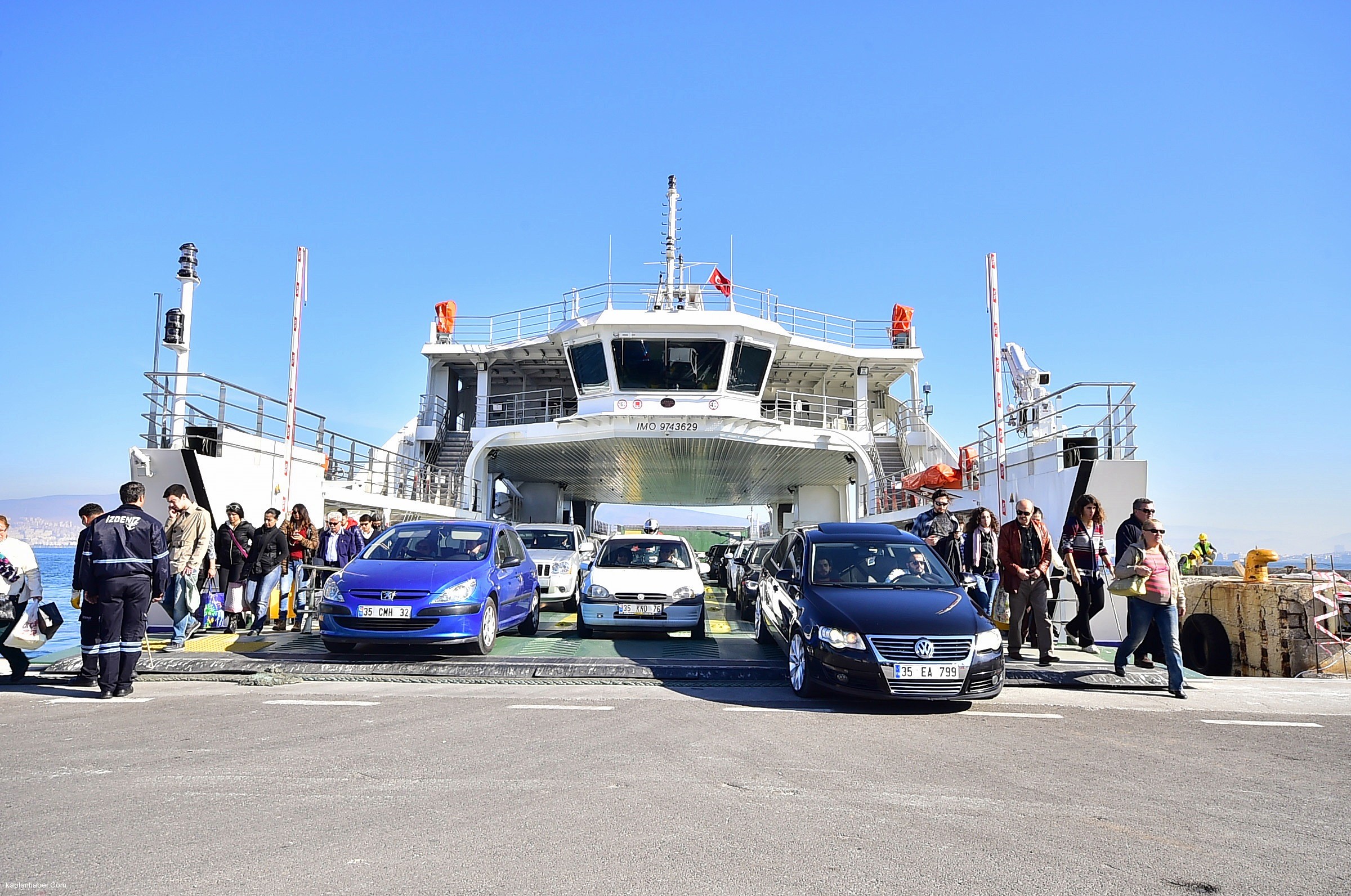 İzmir’in yeni arabalı gemisi denize indirildi