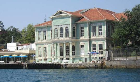 Holdingler, Ucuzlayan Yalılara Taşınıyor