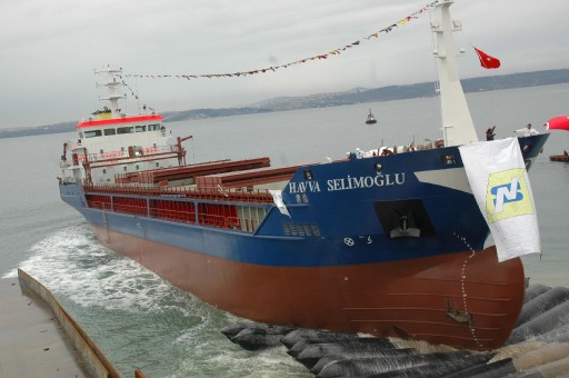 Altınova Tersane Bölgesinde İlk Gemi