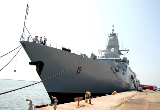 Alman savaş gemisi Mersin Limanı'nda