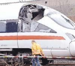 Almanya'da Hızlı Tren Ağaca Çarptı