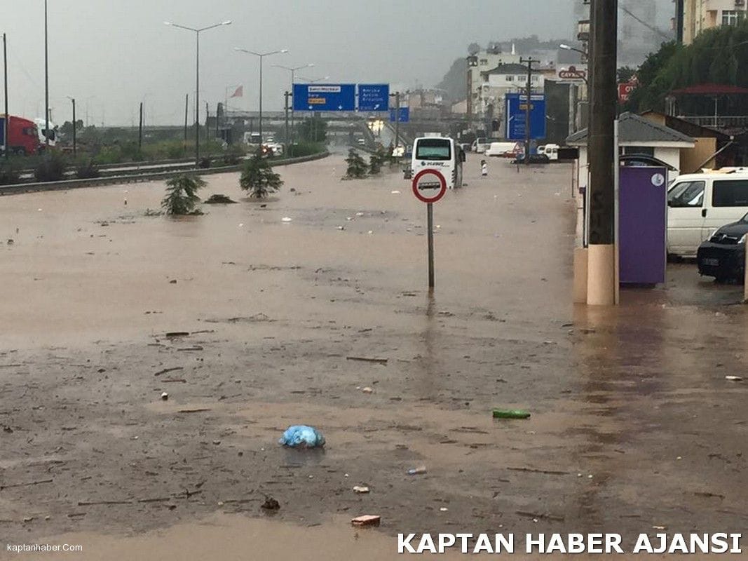 Hopa&#039;yı Sel Vurdu Hasar Büyük