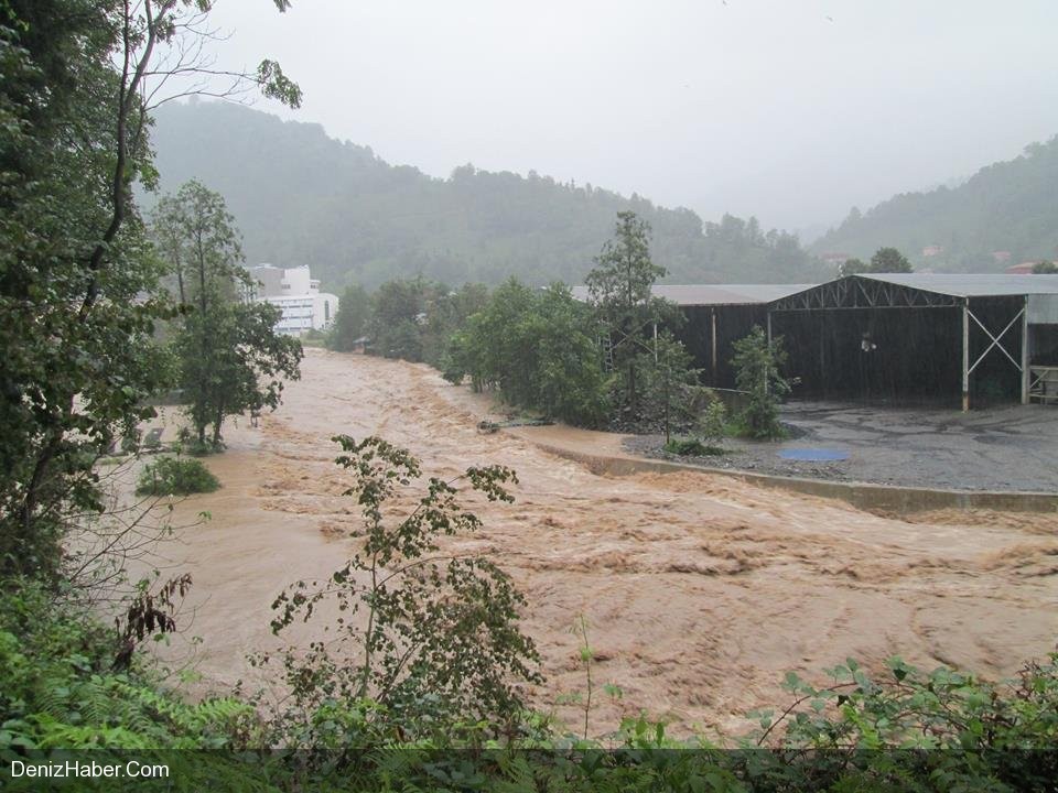 Rize&#039;de Şiddetli Fırtına Tekne Batırdı