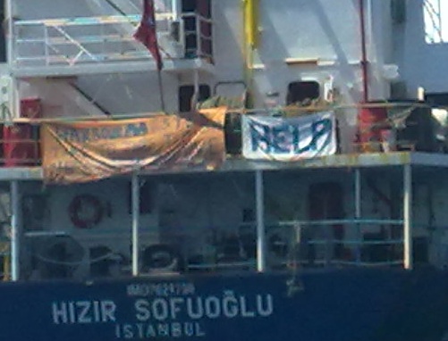 Gemiye &#039;İMDAT&#039; Pankartı astılar!