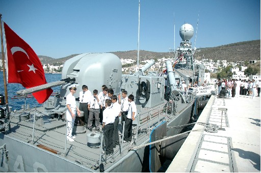 Yeni denizaltı ve hücümbotlar denize indi