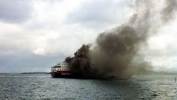 Yolcu Gemisi "Nordlys" alev alev