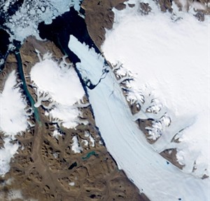 Grönland&#039;da dev buzul parçası koptu