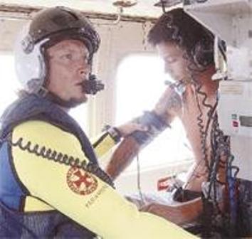 Köpekbalığı teknede bacağını kaptı