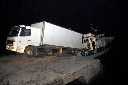 Kamyon Teknenin Ustune Dustu