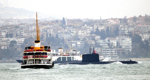 İstanbul Boğazında Bir Denizaltı