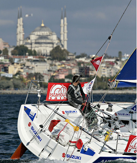 Cap İstanbul’cular Boğaz’da gösteri yaptı
