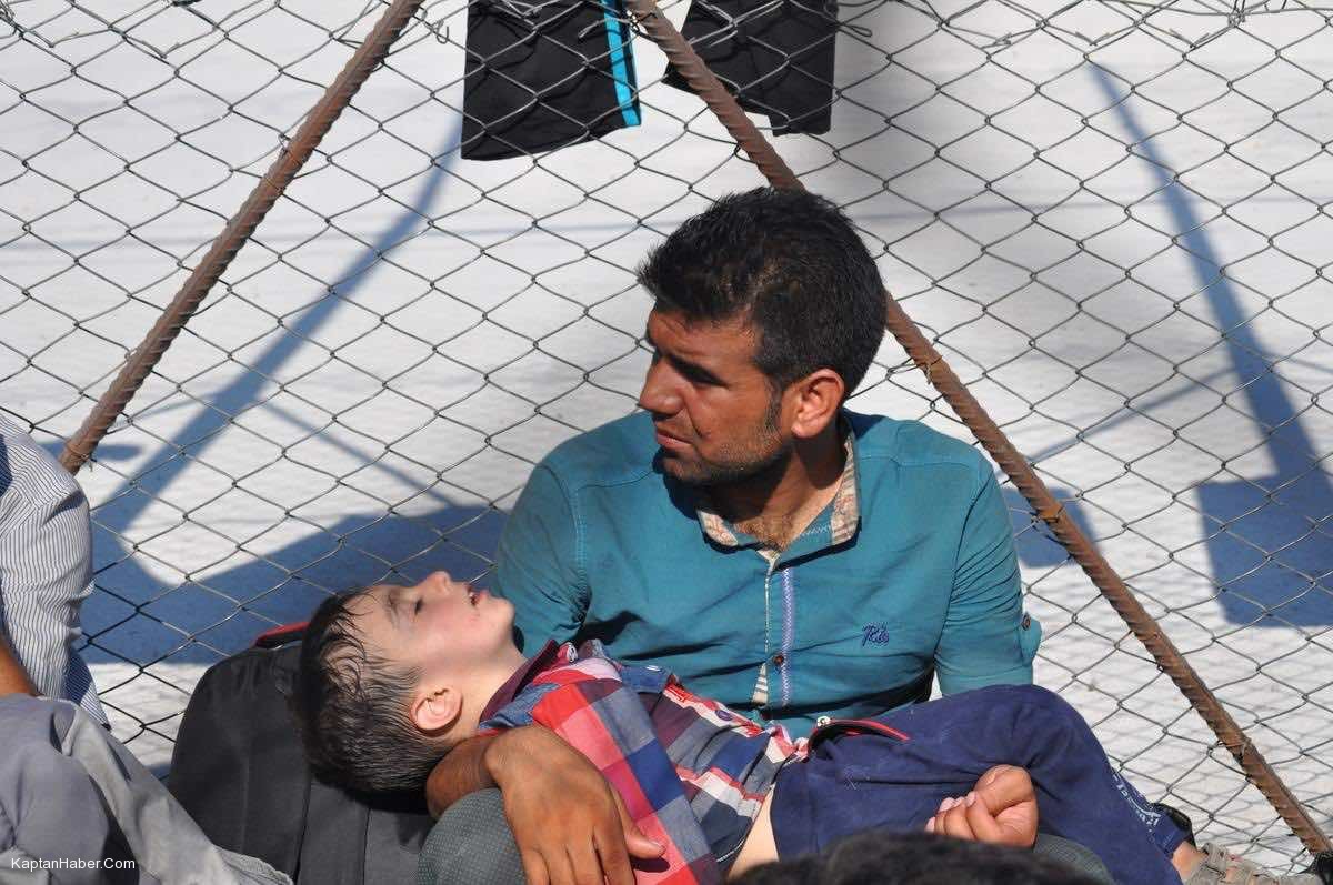 Botları batmak üzereyken kurtarıldılar