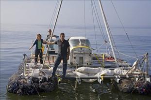 Pet şişelerin üzerinde okyanusu geçiyorlar