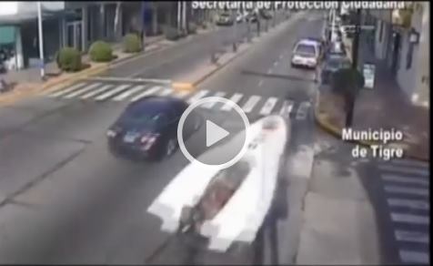 Kaldırımda beklerken tekne çarpıyordu