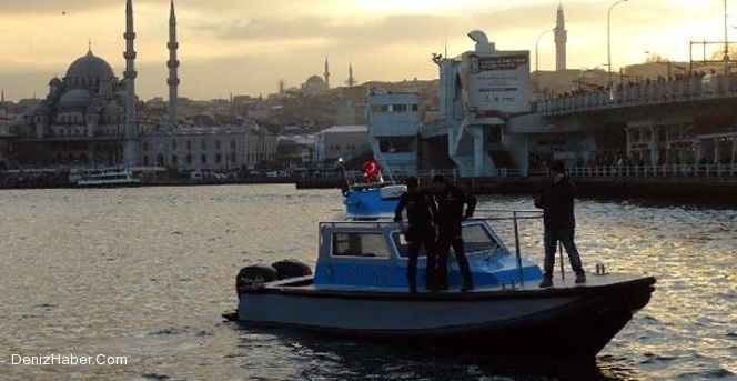 Karaköy&#039;de bir kişi vapurdan denize atladı