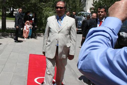 Kars Valisi Kendini Protesto Etti