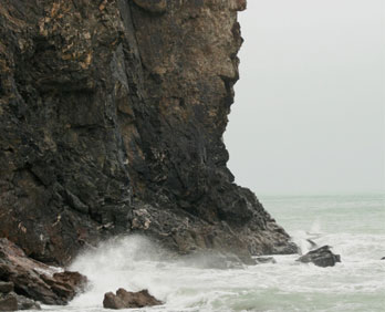 Bot Kayalıklara Çarptı: 1 Ölü, 1 Yaralı