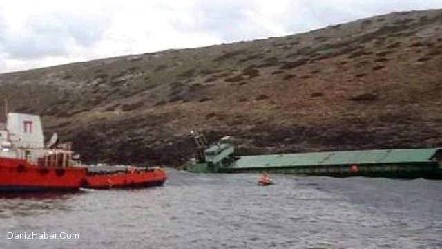 Komşuda Kayalıklara Oturan Kargo Gemisi Battı
