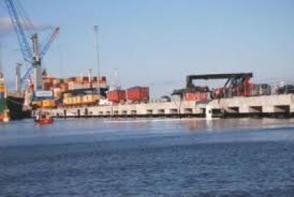 LİMAŞ Limanı’nda Tır Denize Düştü