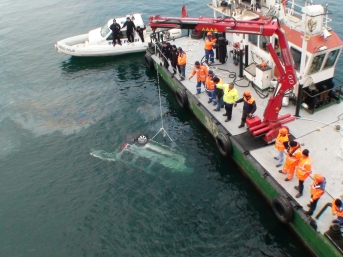 Köprüden Denize Uçan Araç Çıkarıldı