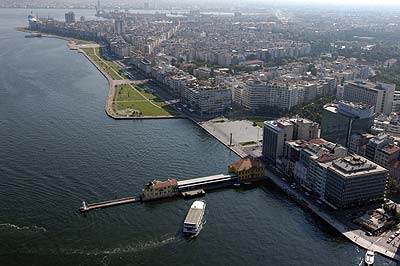 İzmir&#039;in Akdeniz Caddesi&#039;ndeki Rees Binası