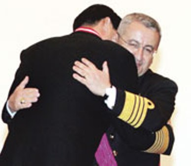 Koreli komutandan Sıcak Kucaklama