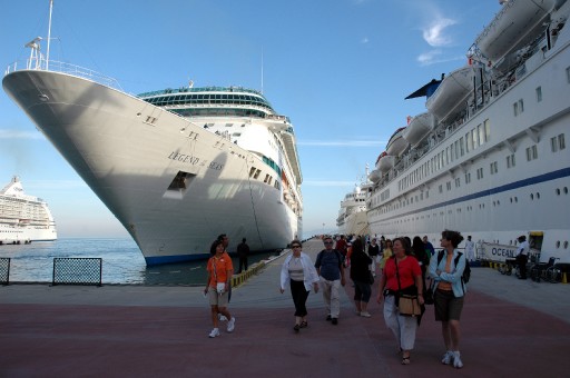 Kuşadası'nda 6 Kruvaziyer Gemi