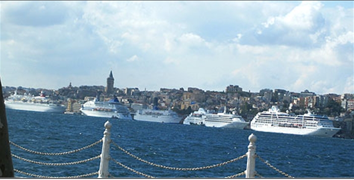 İstanbul Limanına 8 gemi ile 20 bin turist geldi