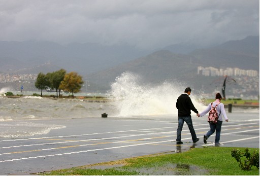 Lodos Deniz Ulaşımını Durdurdu