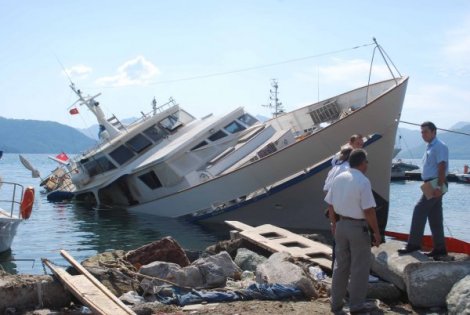 Marmaris’te Yanan Lüks Yat Battı
