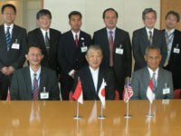 Malaka Boğazından geçiş paralı oluyor.