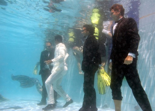 Sualtında Smokin Defilesi