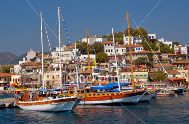 Onların evleri, lüks yatları