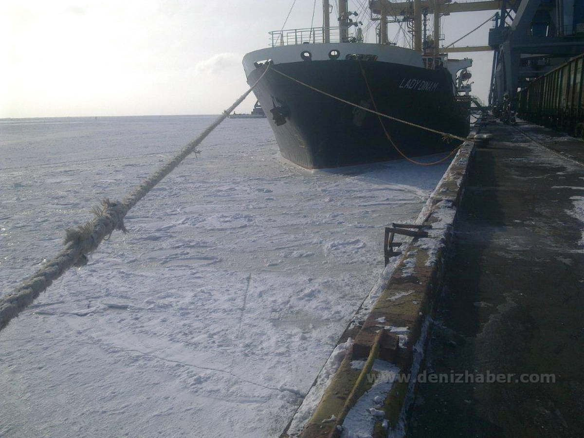 Mariopol Limanını Buz Kapattı