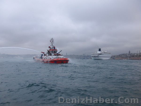 Sezonun İlk Gemisi Böyle Yanaştı