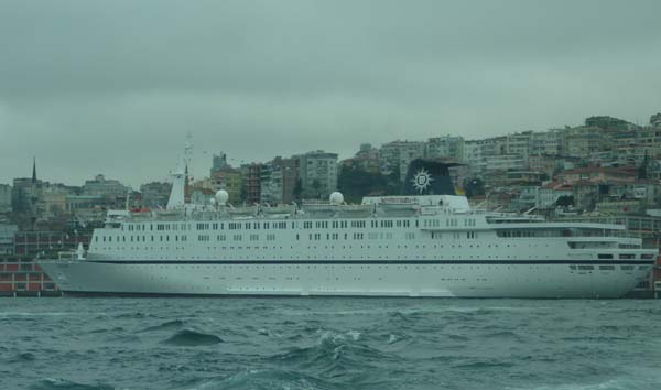 İstanbul&#039;a sezonun ilk yolcu gemisi
