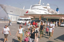 İzmir'e 144 gemi dolusu turist gelecek