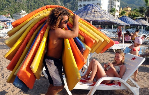 Turistler Mindercilere Geçim Kaynağı