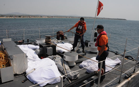 Ege&#039;de Mülteci Teknesi Battı: 24 Ölü