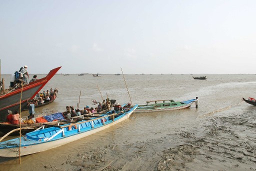 Halk Teknelerle Güvenli Yerlere Taşınıyor