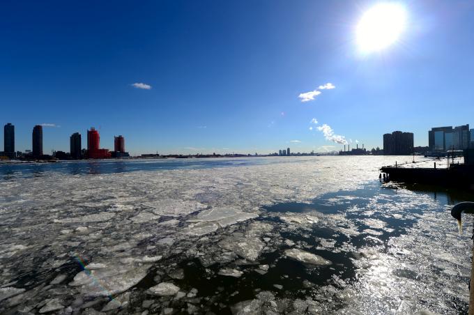East River Buzlarla Kaplandı