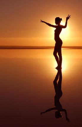 Sintine rezaletine su altında nü protesto